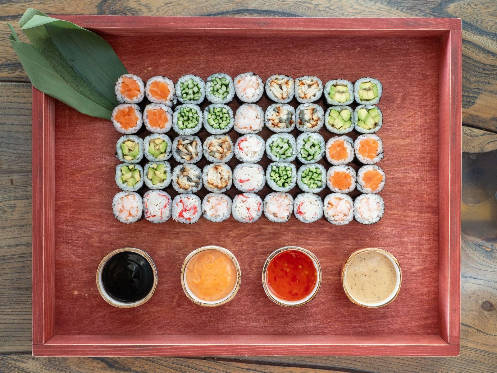 Prehľad rôznych druhov sushi na tácke