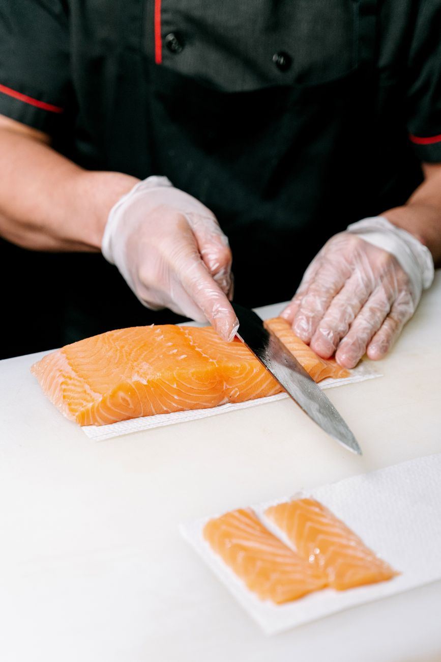 Šéfkuchár pripravuje sushi za pultom