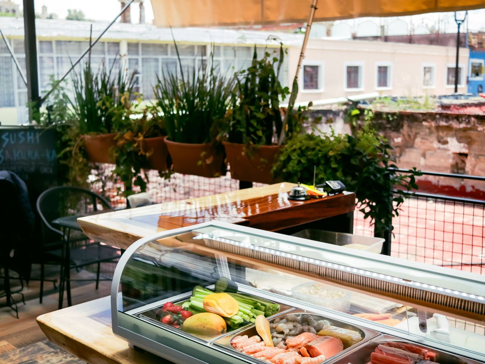 Interiér sushi baru s dreveným pultom