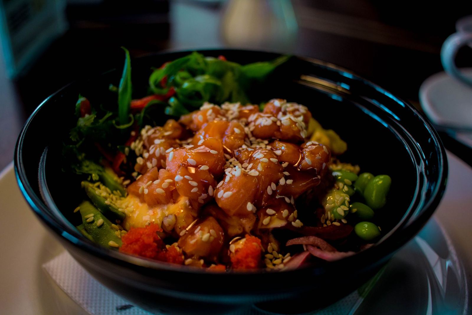 Poke bowl losos